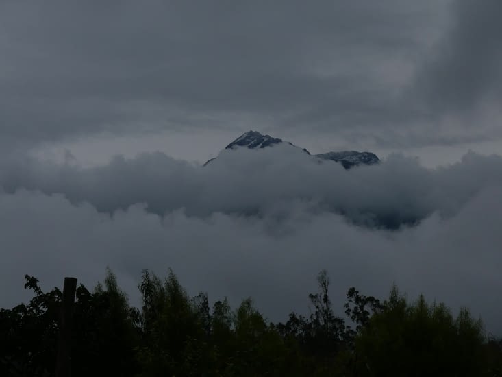 le volcan Cotacachi, enneigé ce jour. La légende dit que si le Cotacachi (volcan femelle)