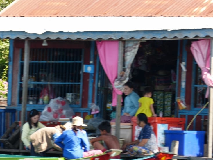 l'eau du lac sert à tout::lessive,cuisine,toilettes.....
