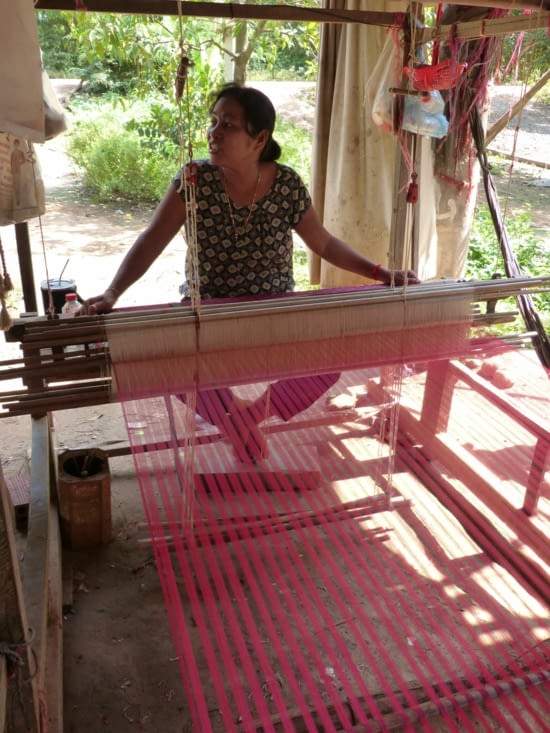 village qui se consacre au tissage des kramas en coton et des sarongs en soie