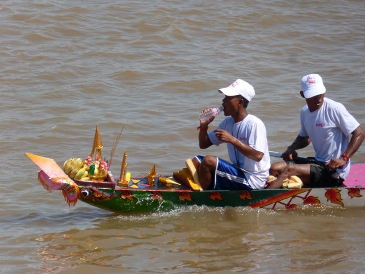 offrandes déposées sur chaque bout de la pirogue