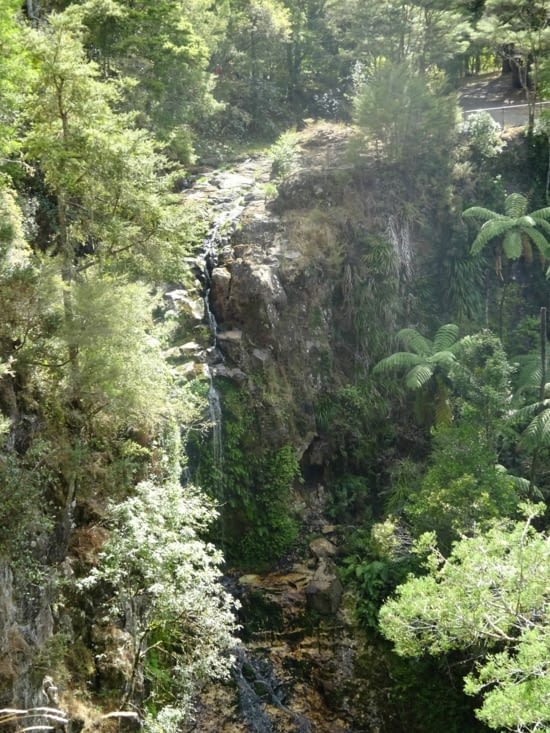 Une cascade sur le chemin