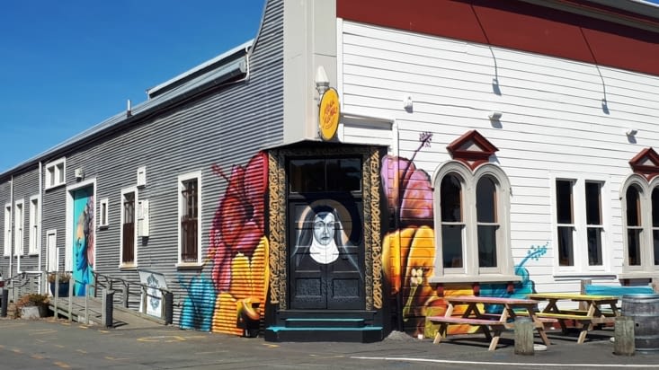 Sur la porte d'un bar ..