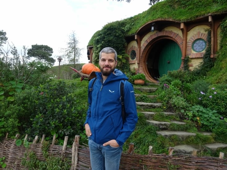 Baptiste devant la maison de Bilbo
