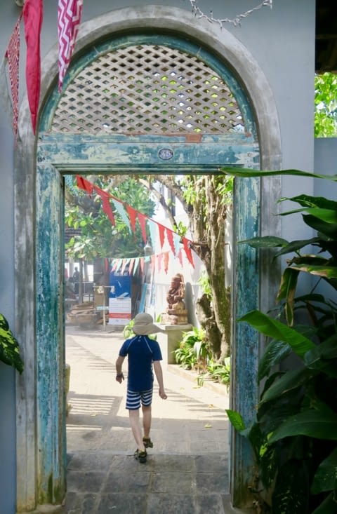 Arrivée à Wijaya beach. Maël est plus que prêt à affronter l’Océan Indien.