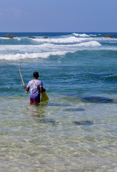 Un pêcheur dans les vagues