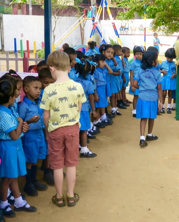 Maël en pleine distribution de bonbons.
