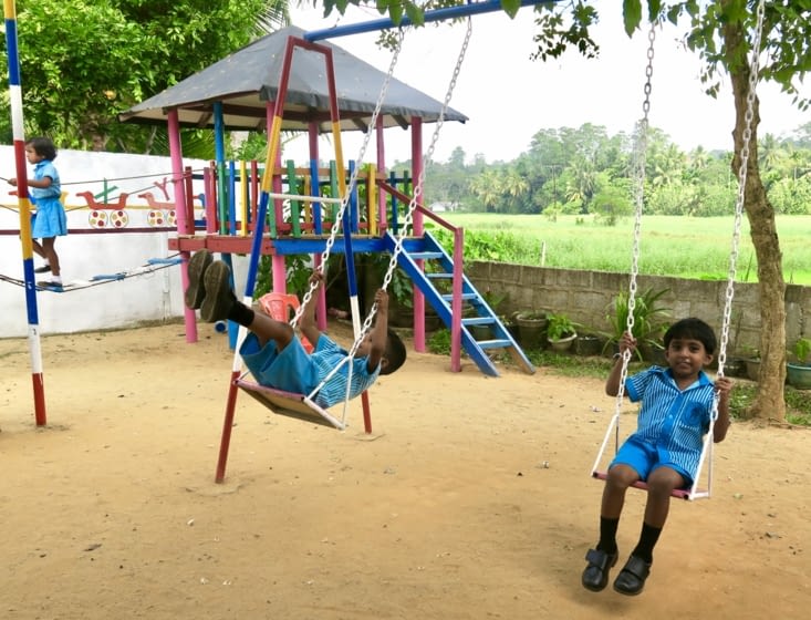 Tout autour de l’école : des cocotiers, des rizières... bain de verdure !