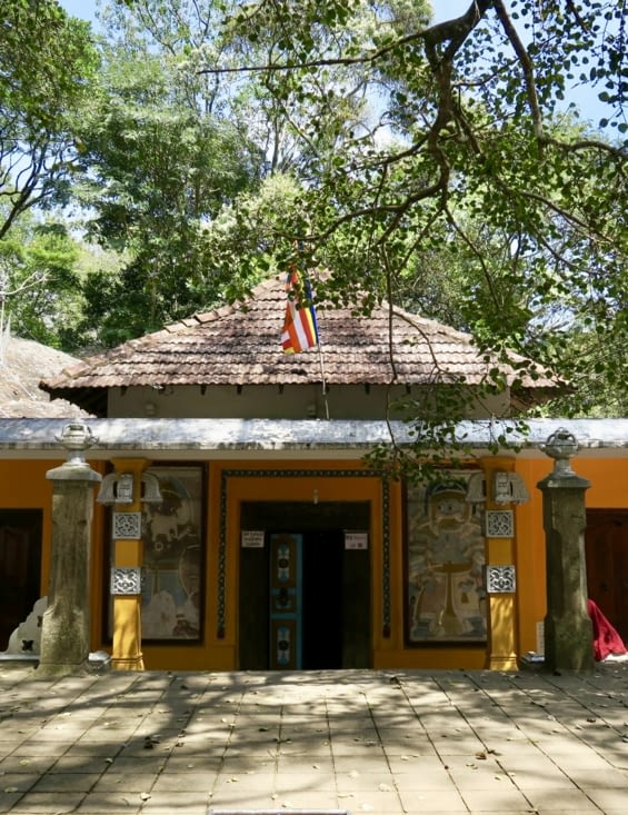 L’entrée du bâtiment principal