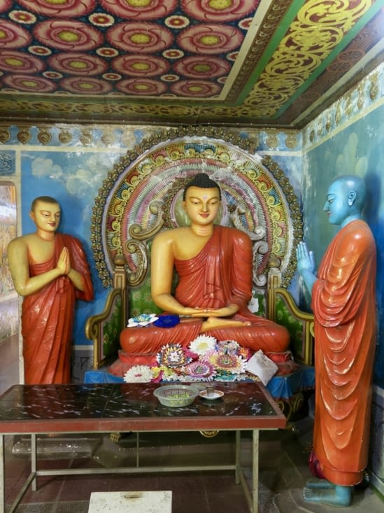 Sculptures de Bouddha et Vishnu (à la peau bleue)