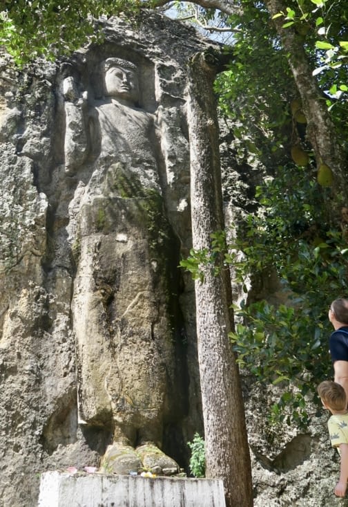 Un Bouddha en granit de 12 m de haut nous accueille.