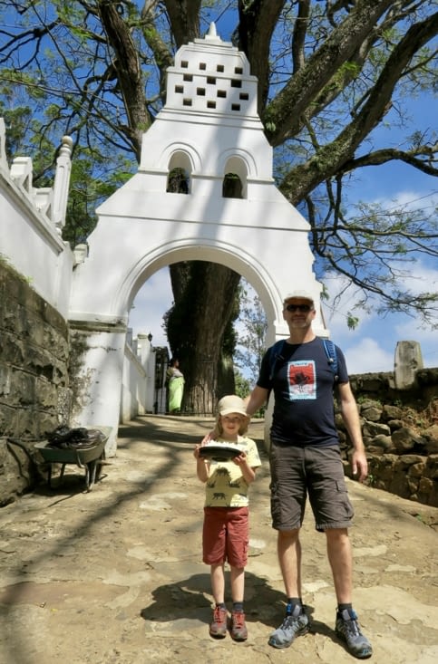 Après la porte d’accès au site