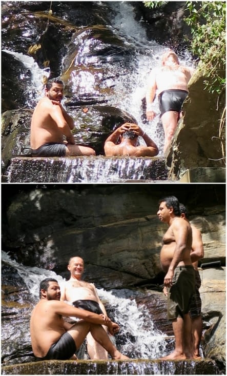 Le seul occidental à oser prendre cette douche force 10 !