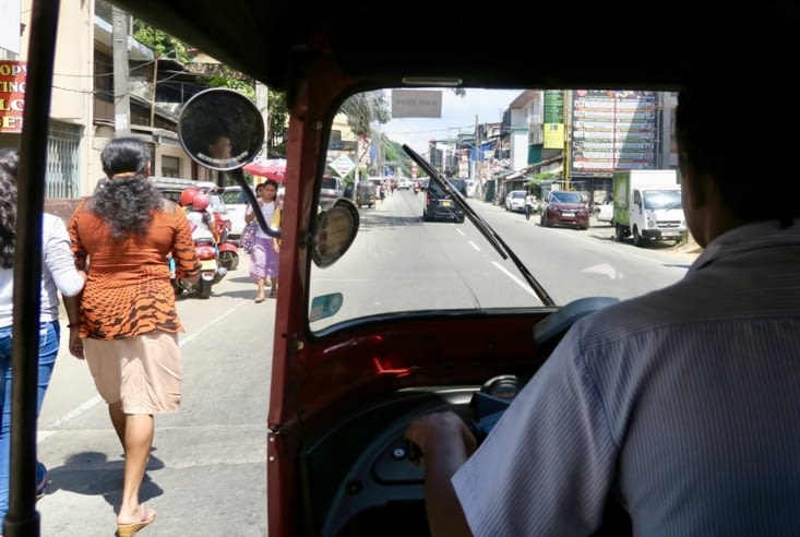 Arrivée en en tuk-tuk dans la ville.