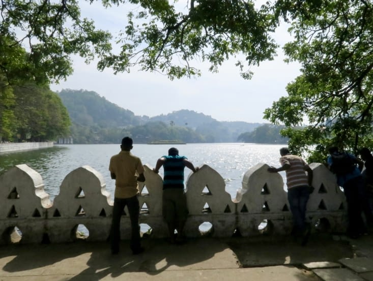 Le grand lac de Kandy, dans la ville, dont on peut faire le tour à pied