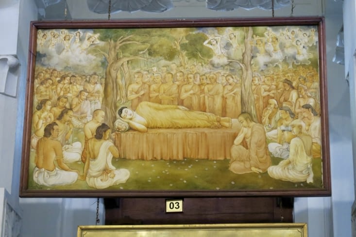 Des peintures sur toute la longueur de la salle présentent la vie de Bouddha...