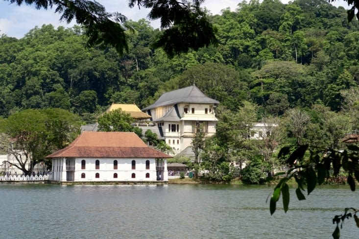 Le fameux Temple de la Dent, situé au bord du lac