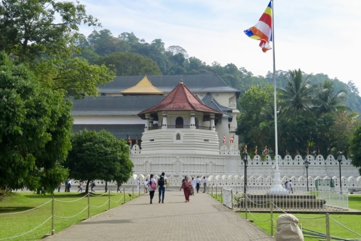 Le site est constitué en fait d’un ensemble de temples, dont celui de la Dent.