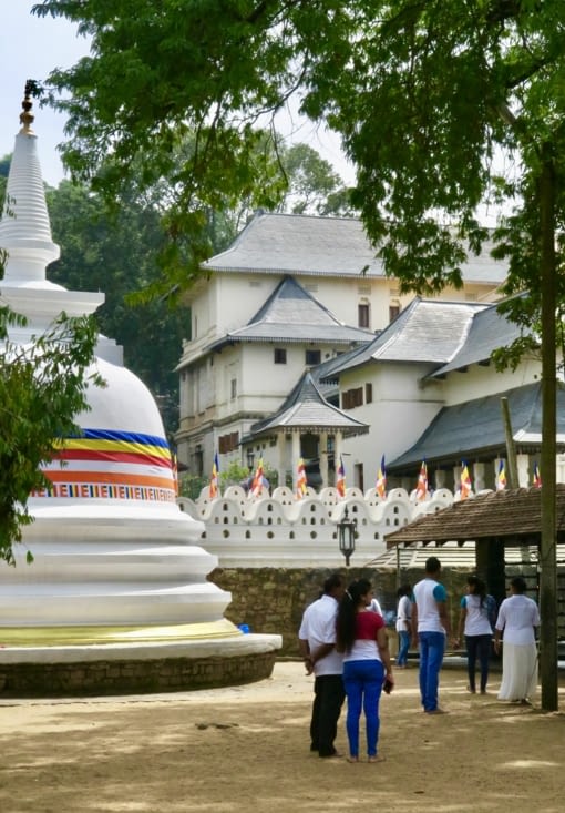 Le Temple de la Dent est entouré d’autres temples plus petits, et de stuppas...