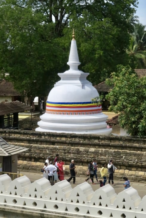 Un grand stupa, avec le motif du drapeau bouddhique, créé en 1880 au Sri Lanka.