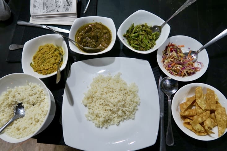 Déjeuner tardif avec un bon rice and curry...