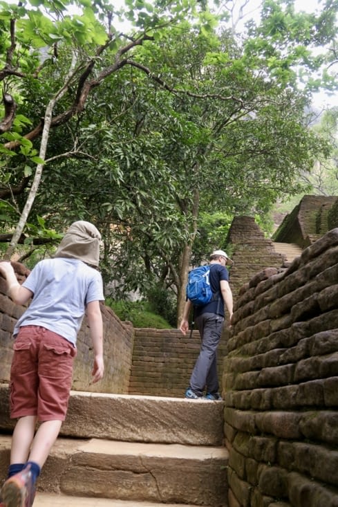 L’ascension démarre. Il y a paraît-il 1200 marches jusqu’au sommet...