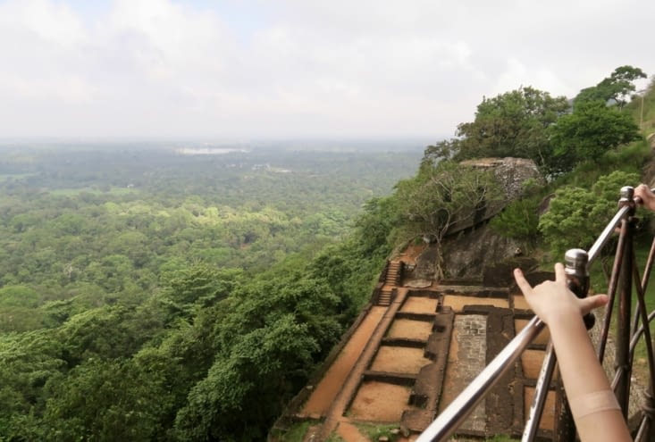 Ça monte vite, on est déjà bien au-dessus des arbres.