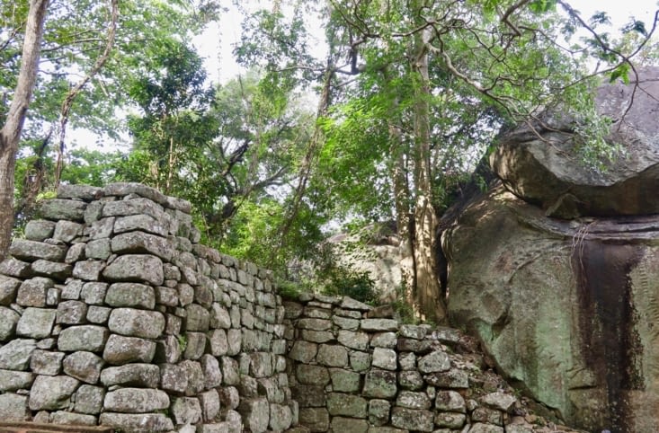 Plusieurs rangées de murailles protègent l’accès.