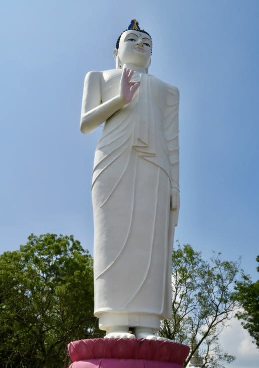 Sur la route du retour, un temple moderne avec un grand Bouddha blanc...