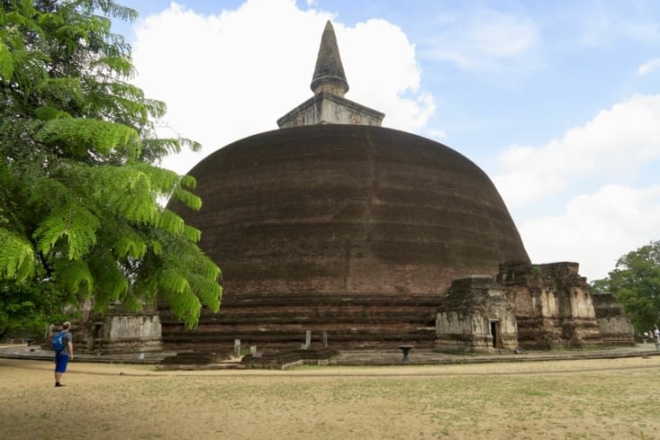 Les dagoba sont, comme les stupas, des monuments sacrés.