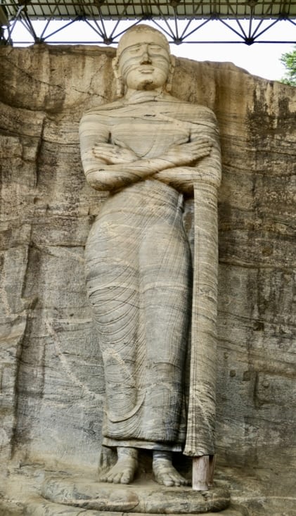 Le deuxième Bouddha, debout, mesure 7 m de haut.