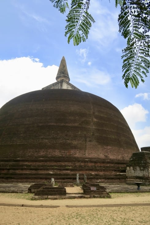 Le dagoba Rankot Vihara, tout en briques, 50m de haut.