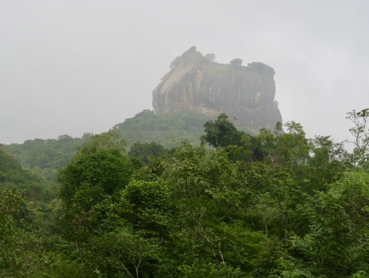 Nous recroisons, de loin, le rocher de Sigiriya, toujours aussi imposant dans la brume.