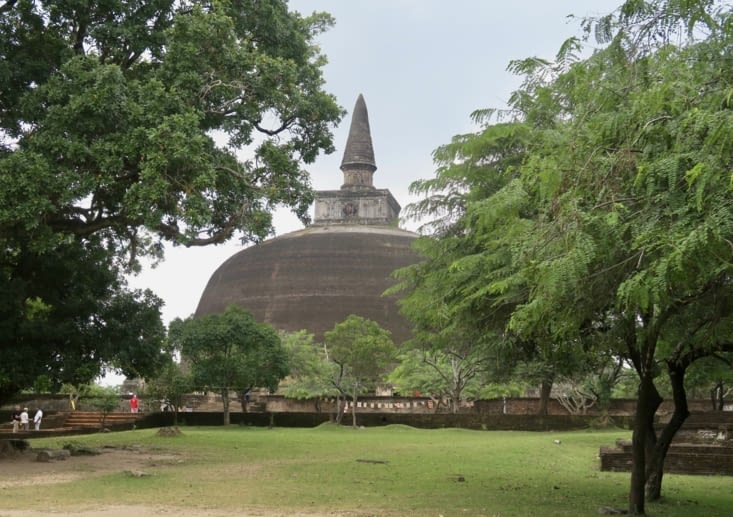 Après 1 km ou 2 en vélo, nous découvrons un dagoba.