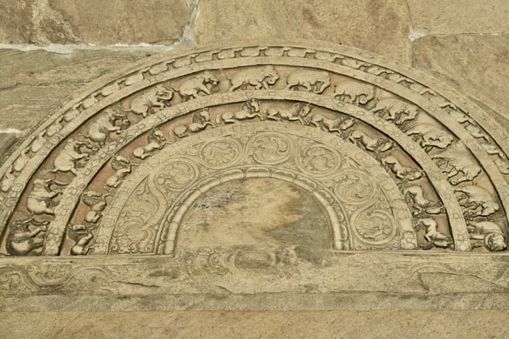 Une pierre « demi-lune », au pied de l’escalier principal.