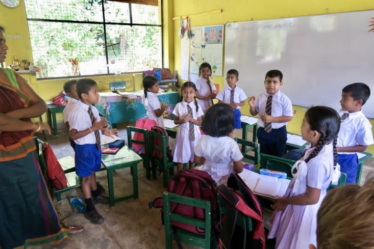 A leur tour, ils chantent une chanson typique du Sri Lanka.
