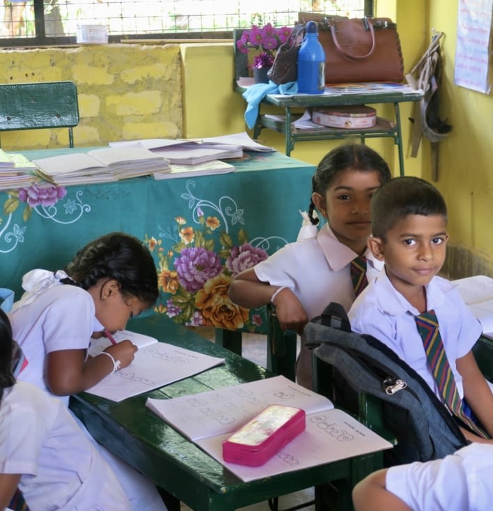 Puis les enfants reprennent leur leçon d’écriture.