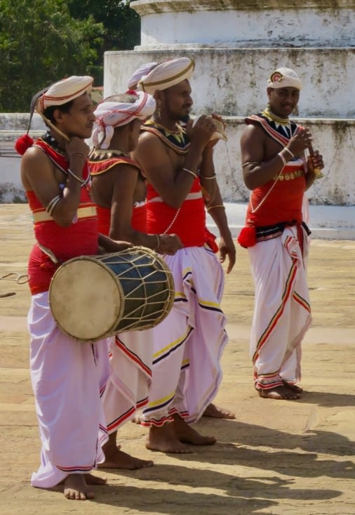 Tambour, conque et chenai pour accompagner les prières.