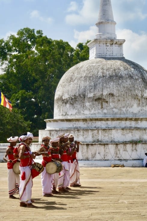 Le début d’une cérémonie, autour du dagoba, à côté d’une sorte de réplique du dagoba.