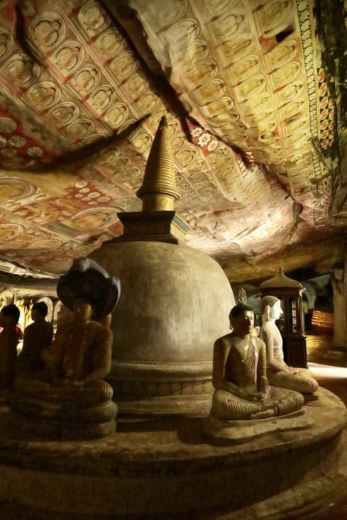 Des dizaines de représentations de Bouddha : sculptures, peintures...