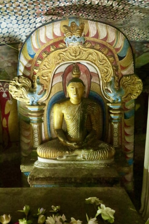 Un Bouddha bien entouré