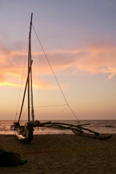 Un catamaran de pêcheur prend la pose.