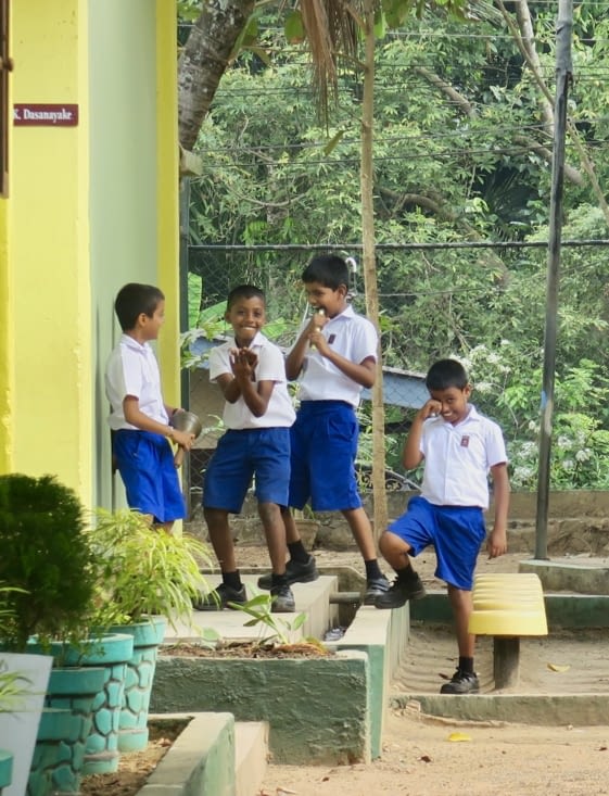 Les élèves que nous croisons nous saluent en anglais..