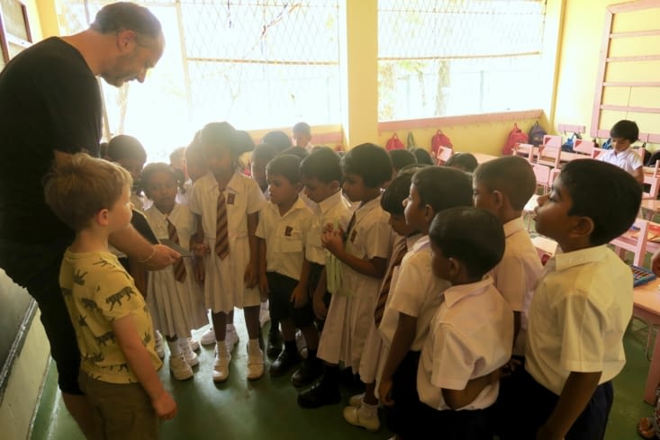 Yves montre la vidéo de la classe de Maël est train de chanter...