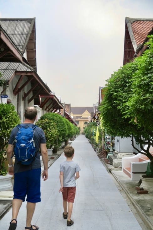 A quelques centaines de mètres, nous découvrons un monastère, le Wat Mahathat Yuwaratra