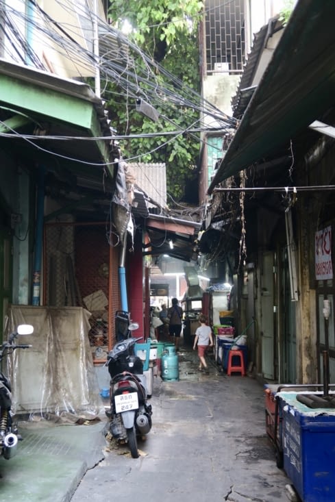 Dans une ruelle, saturée de fumée de cuisson