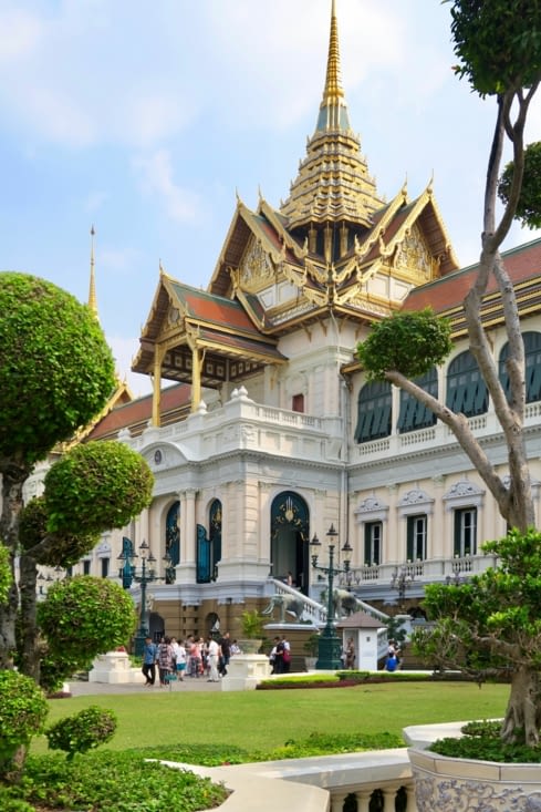 Le Grand Palais, qui ne loge plus la famille royale, mais où se déroulent les cérémonies.