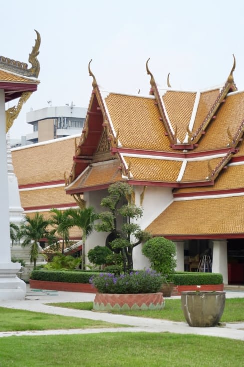 Silence, quelques chants d’oiseaux et sons de cloches...