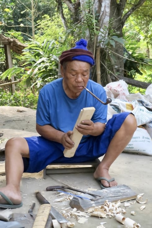 C’est « Oppa » (grand-père), le chef de cette maison, qui fabrique les outils, les armes.