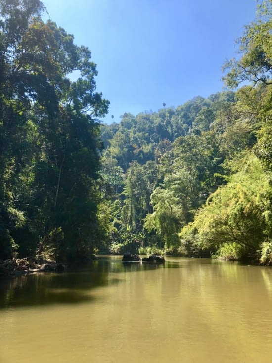 Et c’est reparti. De temps en temps, la rivière s’élargit...