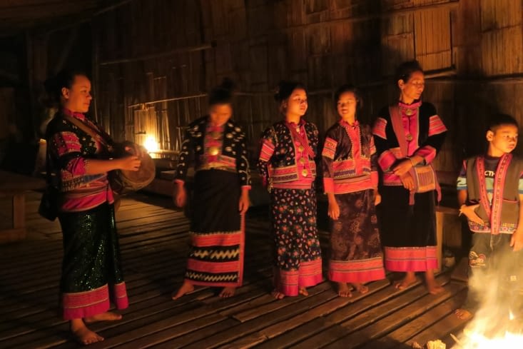 Et nous avons droit à une danse traditionnelle, qui se pratique surtout pour le Nouvel An.